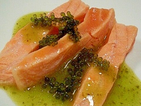 「サーモンと海ブドウのバジルドレ和え」 ♪♪